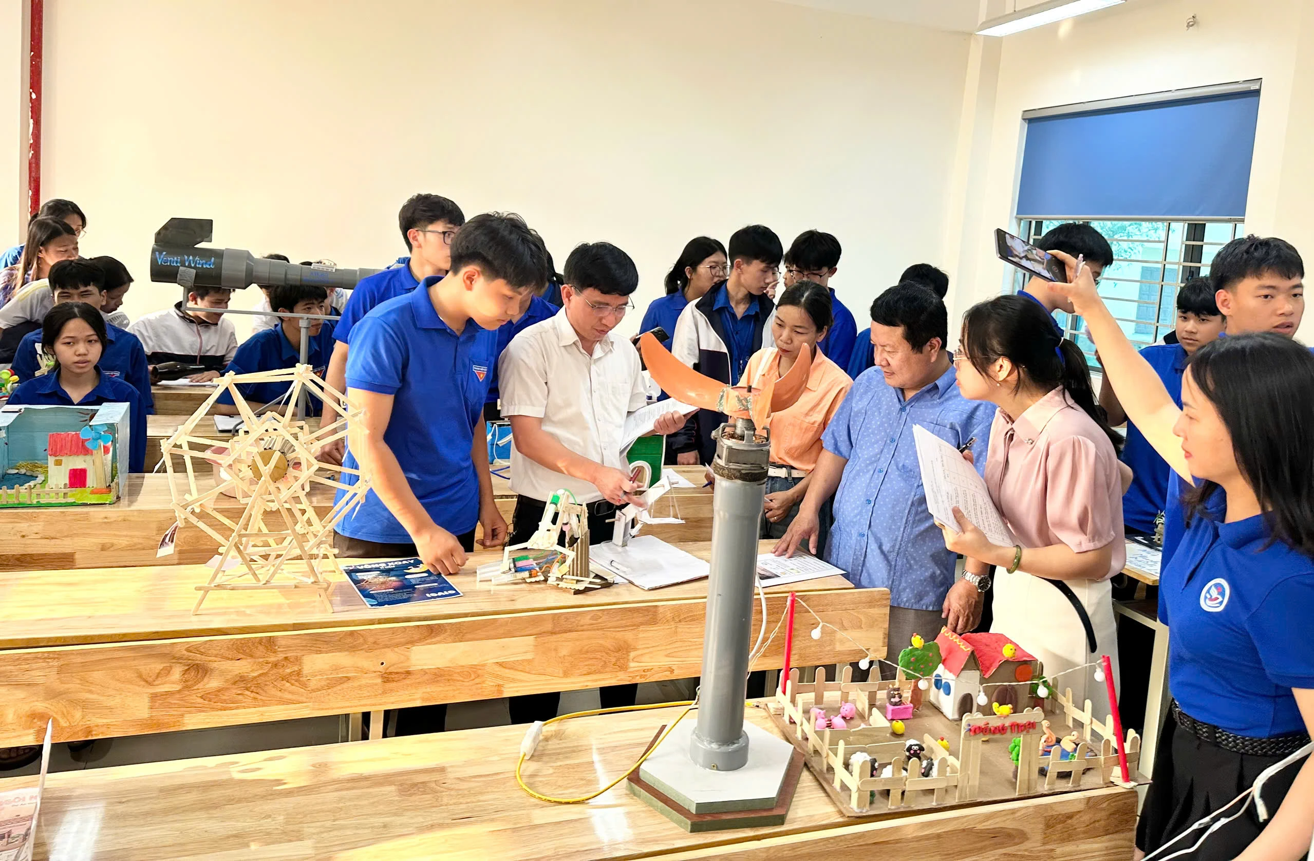 “Khơi nguồn năng lượng – Kiến tạo sự sống” – Chủ đề ngày hội STEM trường THPT nguyễn Xuân Ôn